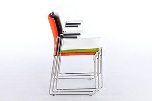 Auch als Armlehnenstuhl kann der Ibiza leicht gestapelt werden